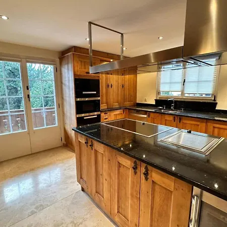 Luxury Flat Close To Park In Apartment
